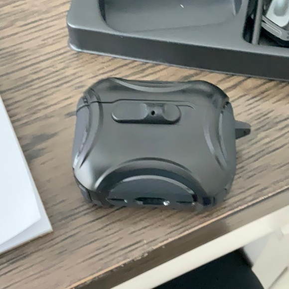 ESR Flicklock Magnetic Case for Air Pods Pro 3 MagSafe - Picture 5 of 5